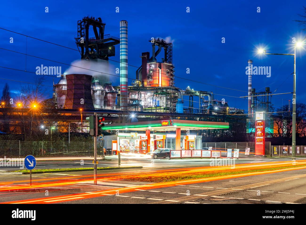 Duisburg-Bruckhausen Steel site, ThyssenKrupp Steel, altiforni 8 e 9, su Kaiser-Wilhelm-Strasse, stazione di servizio, NRW, Germania, Foto Stock