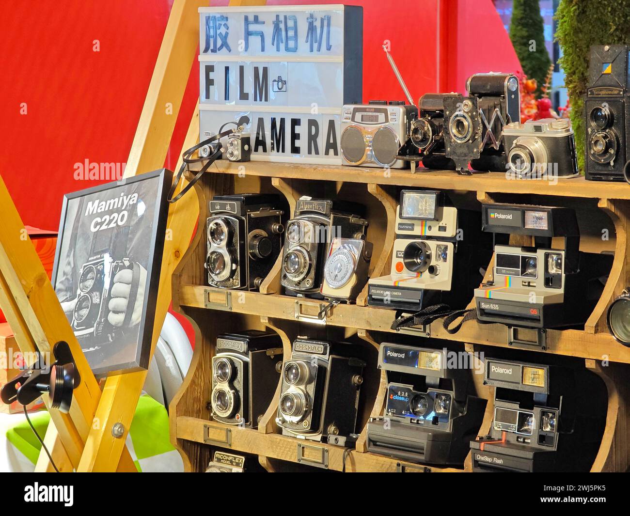 Pechino, Cina. 13 febbraio 2024. I collezionisti espongono macchine fotografiche antiche a Pechino, Cina, il 5 febbraio 2024. (Foto di Costfoto/NurPhoto) credito: NurPhoto SRL/Alamy Live News Foto Stock