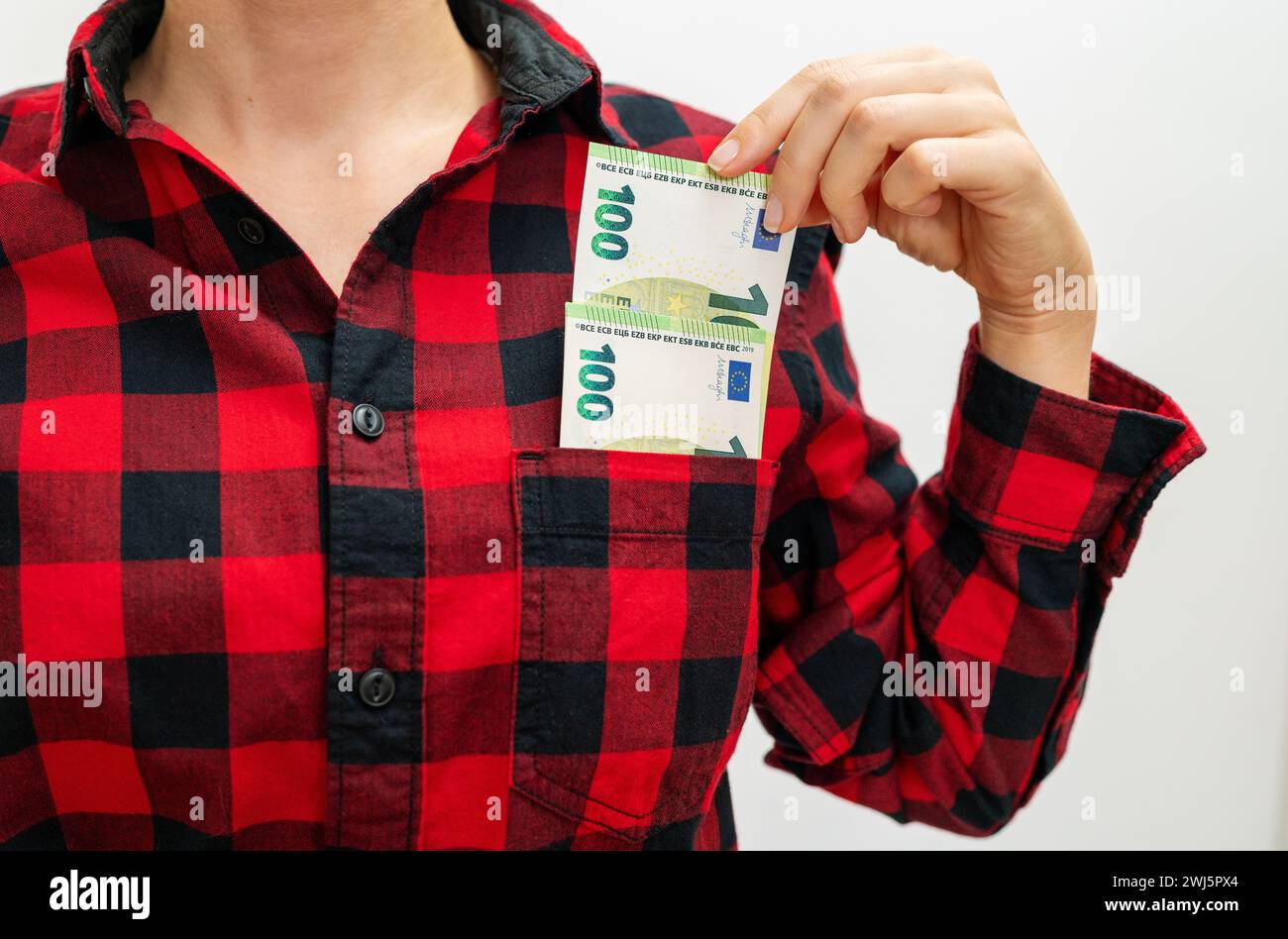 Banner Money Transfer. Donna con banconote in euro in tasca della camicia rossa. Foto Stock