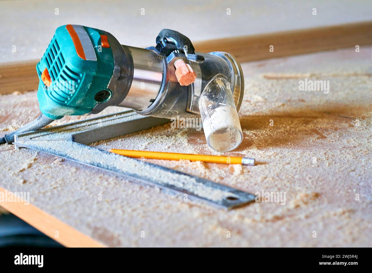 Utensili industriali di riscaldamento a pistola, fogli di legno compensato e segatura Foto Stock