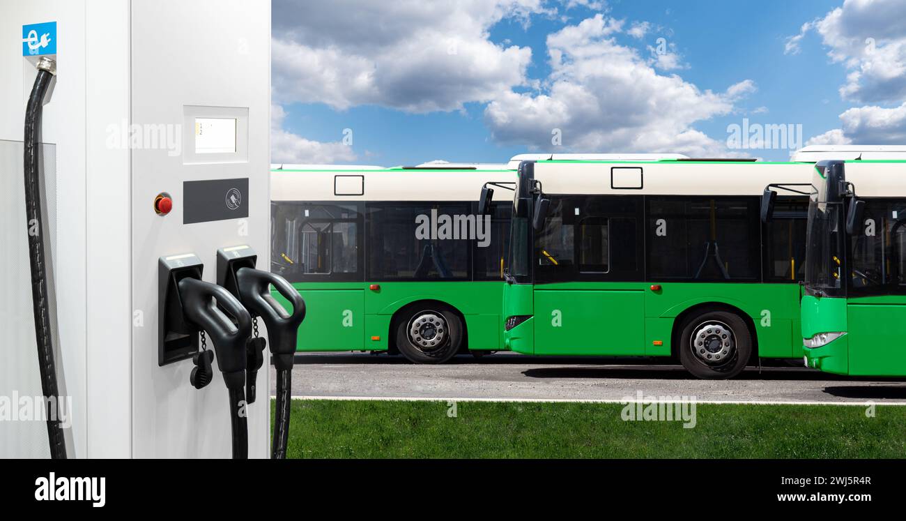 Autobus elettrici con stazione di ricarica Foto Stock