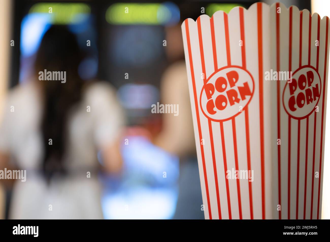 Popcorn e bicchieri da bere un oggetto da accompagnare per guardare film al cinema. Foto Stock