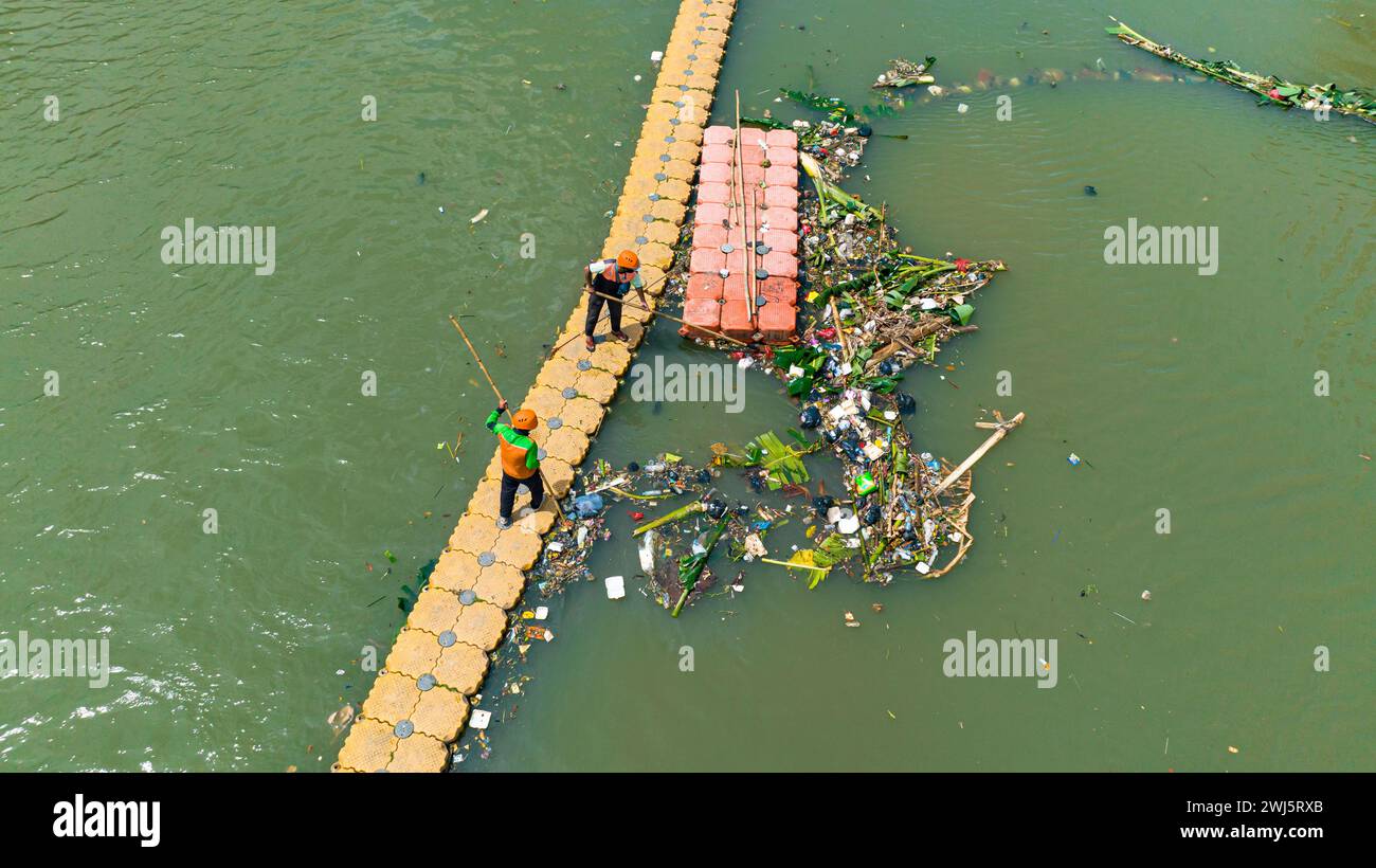 Giacarta, Indonesia - 11 ottobre 2022: I lavoratori ripuliscono un fiume di detriti a Giacarta. Indonesia. Foto Stock