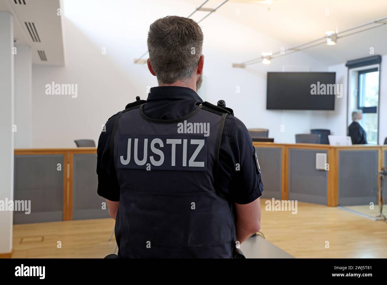 Neubrandenburg, Germania. 13 febbraio 2024. Nel tribunale distrettuale, il personale del tribunale aspetta che il tribunale entri per l'inizio del processo nel caso di Joel di sei anni, ucciso a Pragstorf vicino Neubrandenburg. Il pubblico ministero sta accusando l'imputato di omicidio colposo. L'allora quattordicenne sta affrontando una condanna minorile fino a dieci anni. Il processo non è aperto al pubblico in quanto l'imputato è un minorenne, secondo la corte. Crediti: Bernd Wüstneck/dpa/Alamy Live News Foto Stock