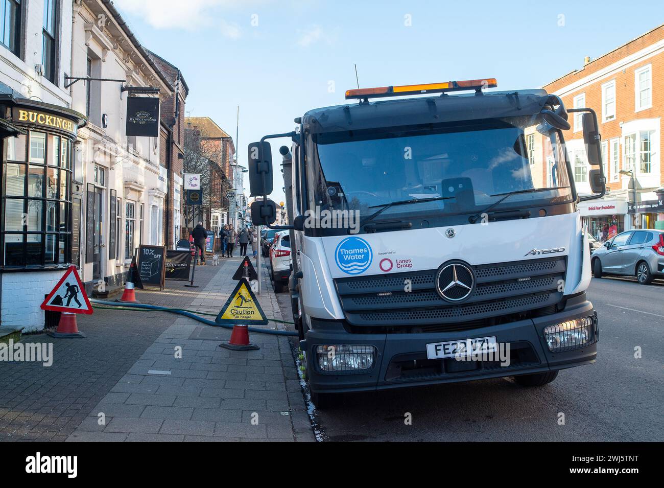 Marlow, Regno Unito. 12 febbraio 2024. Thames Water stava pompando via le acque reflue da uno scarico fuori da una casa a Marlow High Street nel Buckinghamshire oggi dove c'era una forte puzza di acque reflue. Secondo i social media, una stazione di pompaggio dell'acqua del Tamigi rimane fuori uso e le acque reflue si sono riversate in almeno una casa. Crediti: Maureen McLean/Alamy Live News Foto Stock