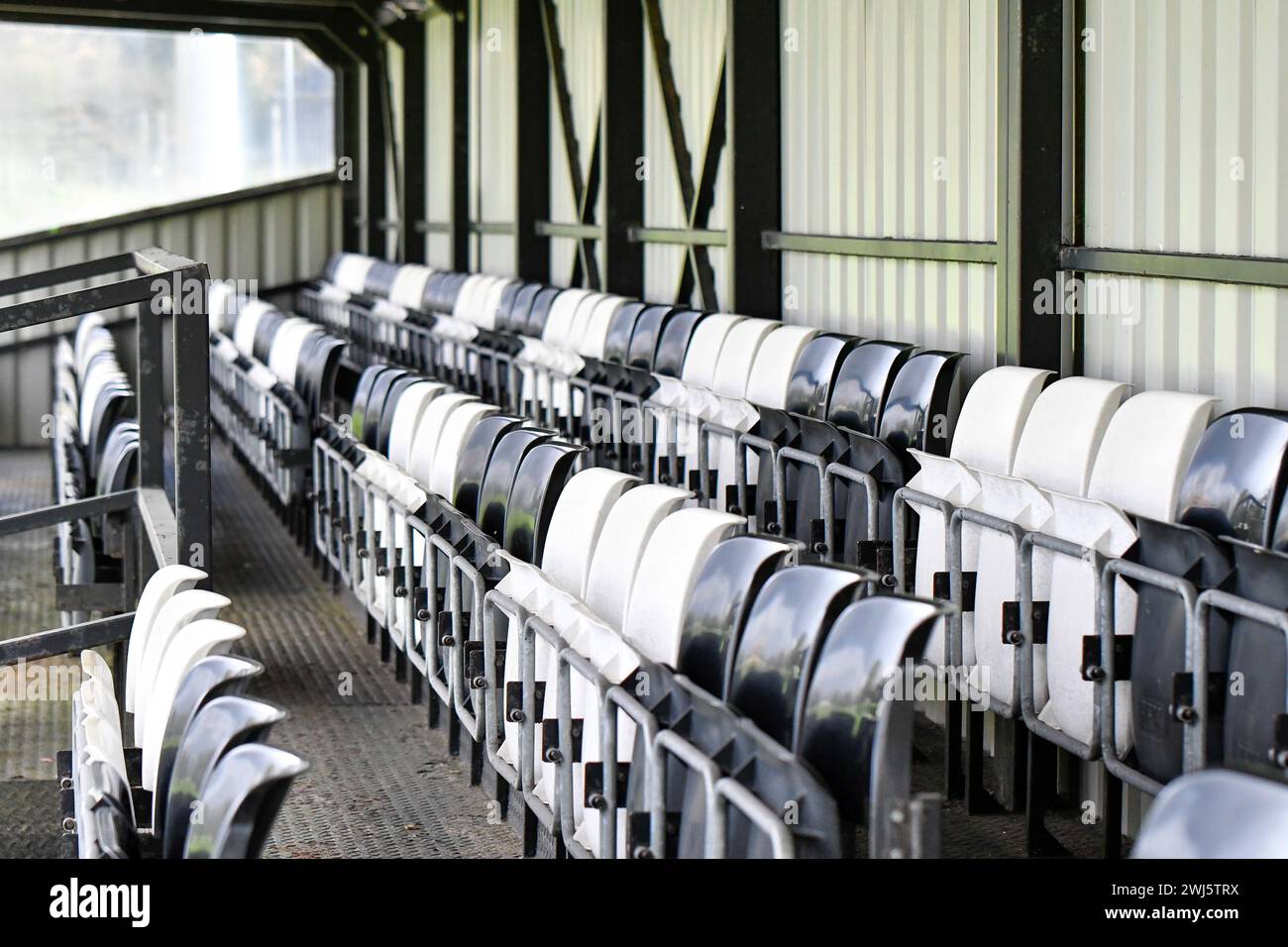 File di posti in bianco e nero riempiono lo stand degli spettatori presso la Swansea City AFC Academy di Landore. Questi caratteristici posti a sedere rappresentano i colori tradizionali del club. Crediti: Duncan Thomas/Majestic Media. Foto Stock