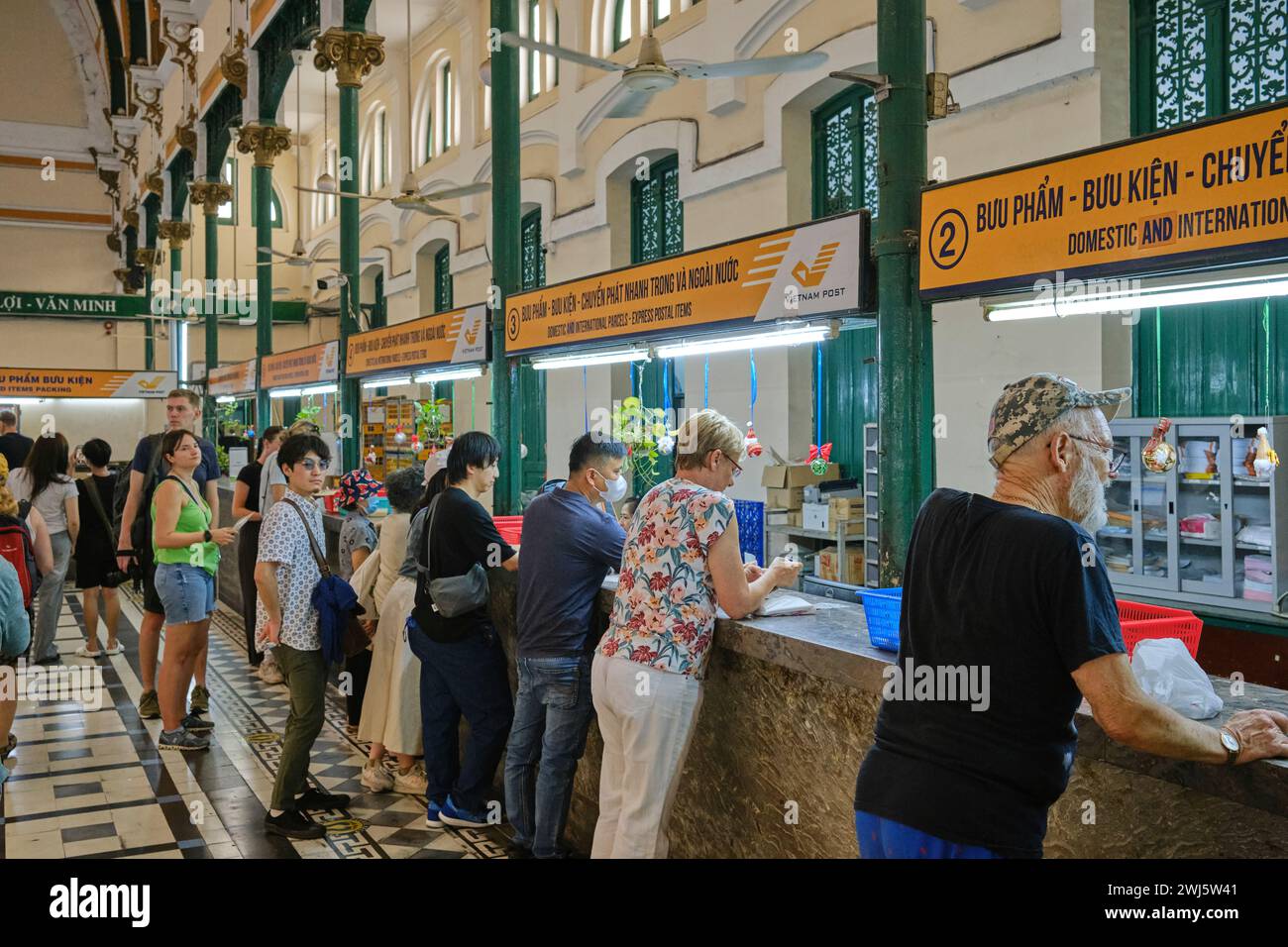 Gennaio 2024, vista interna dell'ufficio postale centrale di Saigon Foto Stock