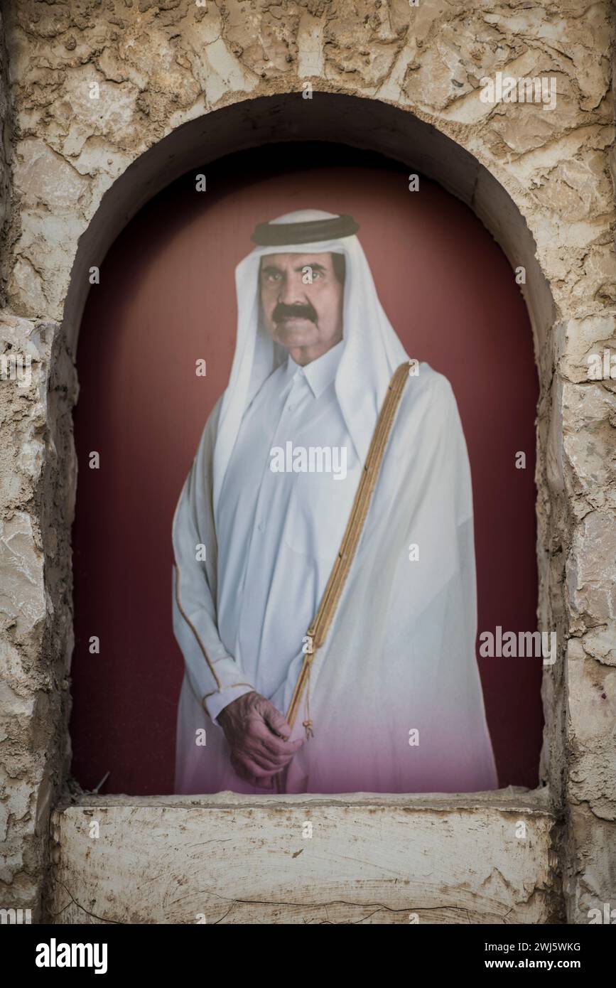 Doha, Qatar - 18 dicembre 2017. Hamad bin Khalifa al-Thani e Tamim bin Hamad al Thani pubblicano i poster in occasione della giornata nazionale del Qatar. Foto Stock