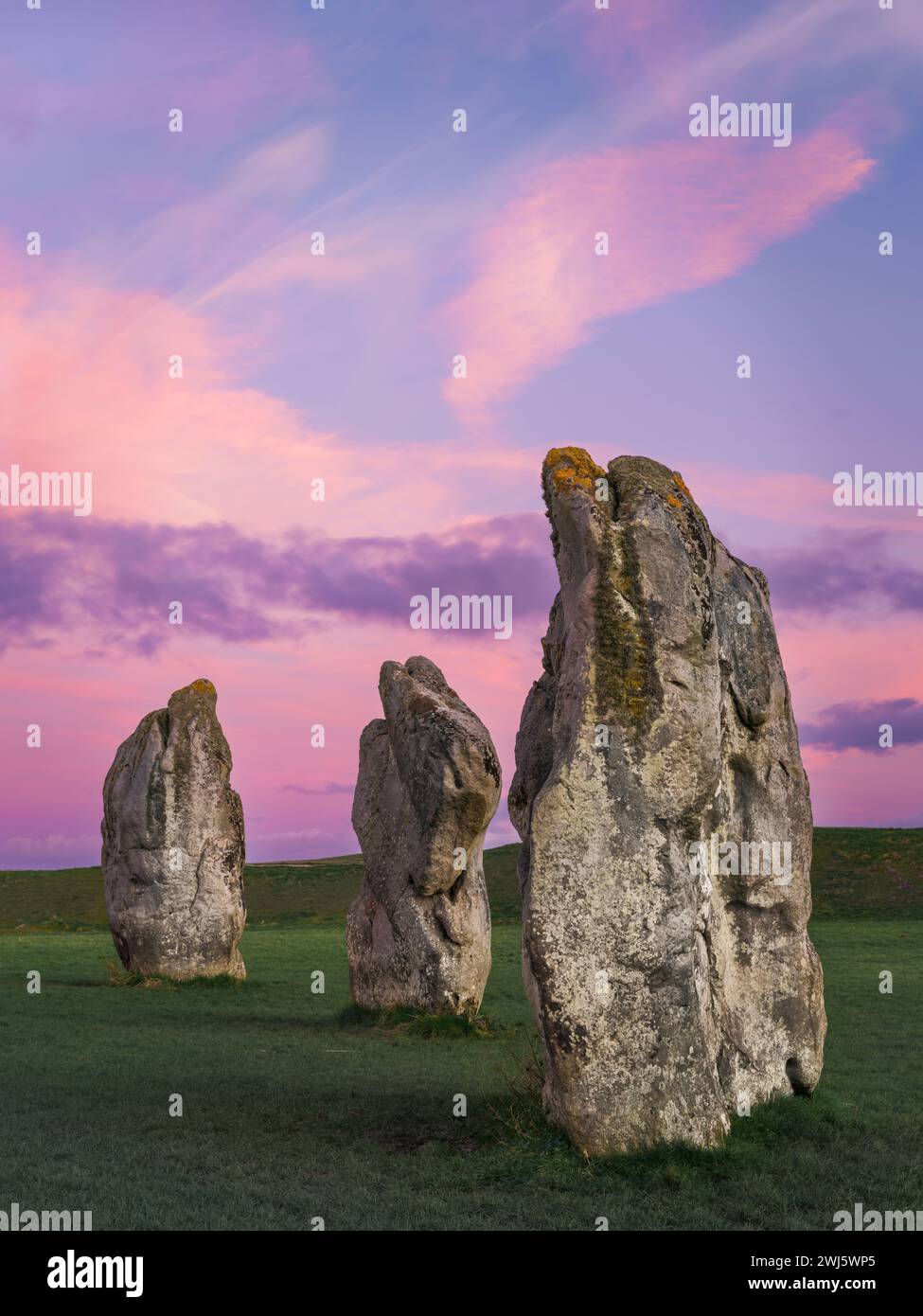 Lunedì 12 febbraio 2024 - Un bel cielo alla fine della giornata sopra l'antico cerchio megalitico di pietra ad Avebury, Wiltshire. Foto Stock