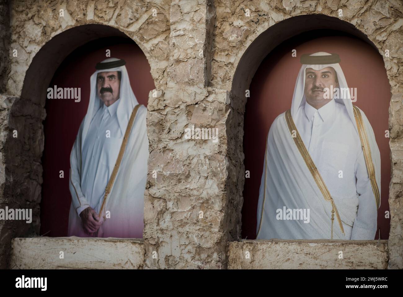 Doha, Qatar - 18 dicembre 2017. Hamad bin Khalifa al-Thani e Tamim bin Hamad al Thani pubblicano i poster in occasione della giornata nazionale del Qatar. Foto Stock