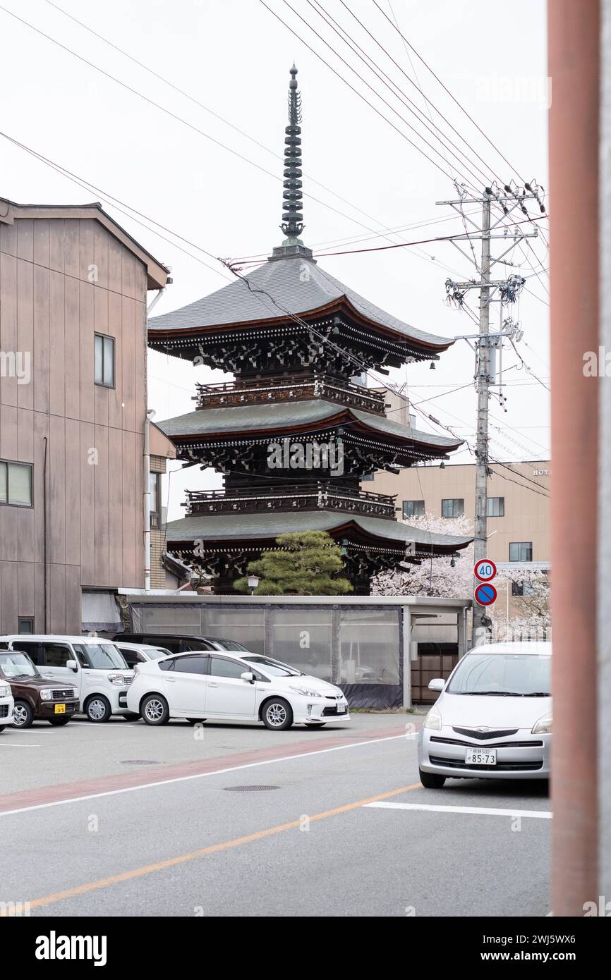 Scena di strada con pagoda a tre piani a Takayama, Prefettura di Gifu, Giappone. Foto Stock