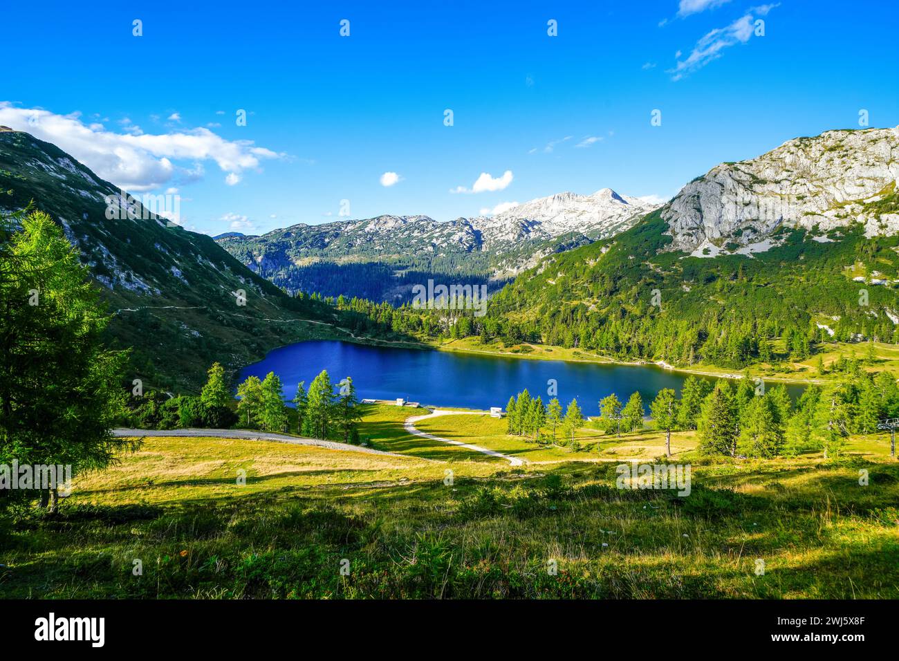 Großsee sull'altopiano del Tauplitzalm. Vista del lago presso il Totes Gebirge in Stiria. Paesaggio idilliaco con montagne e un lago sul Ta Foto Stock