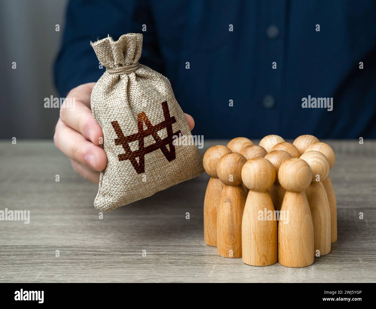 L'uomo si adatta e il sudcoreano ha vinto la borsa dei soldi a una folla di persone. Sostegno finanziario. Fornire denaro, pagare stipendi e sovvenzioni. Pagamenti compensativi Foto Stock