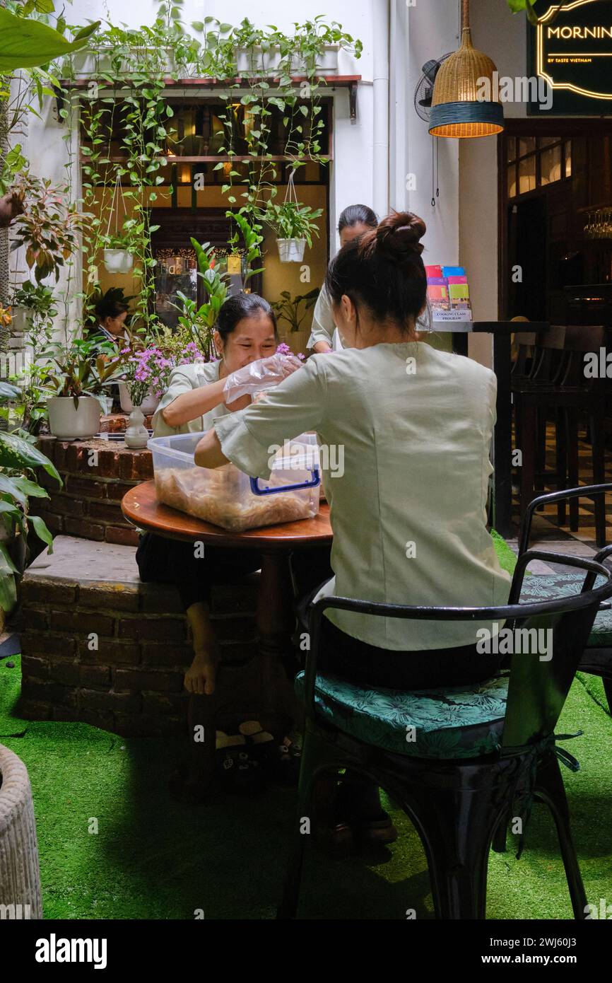 Gennaio 2024, lavoratori che preparano cibo al Morning Glory Restaurant nella città antica di Hoi An Foto Stock