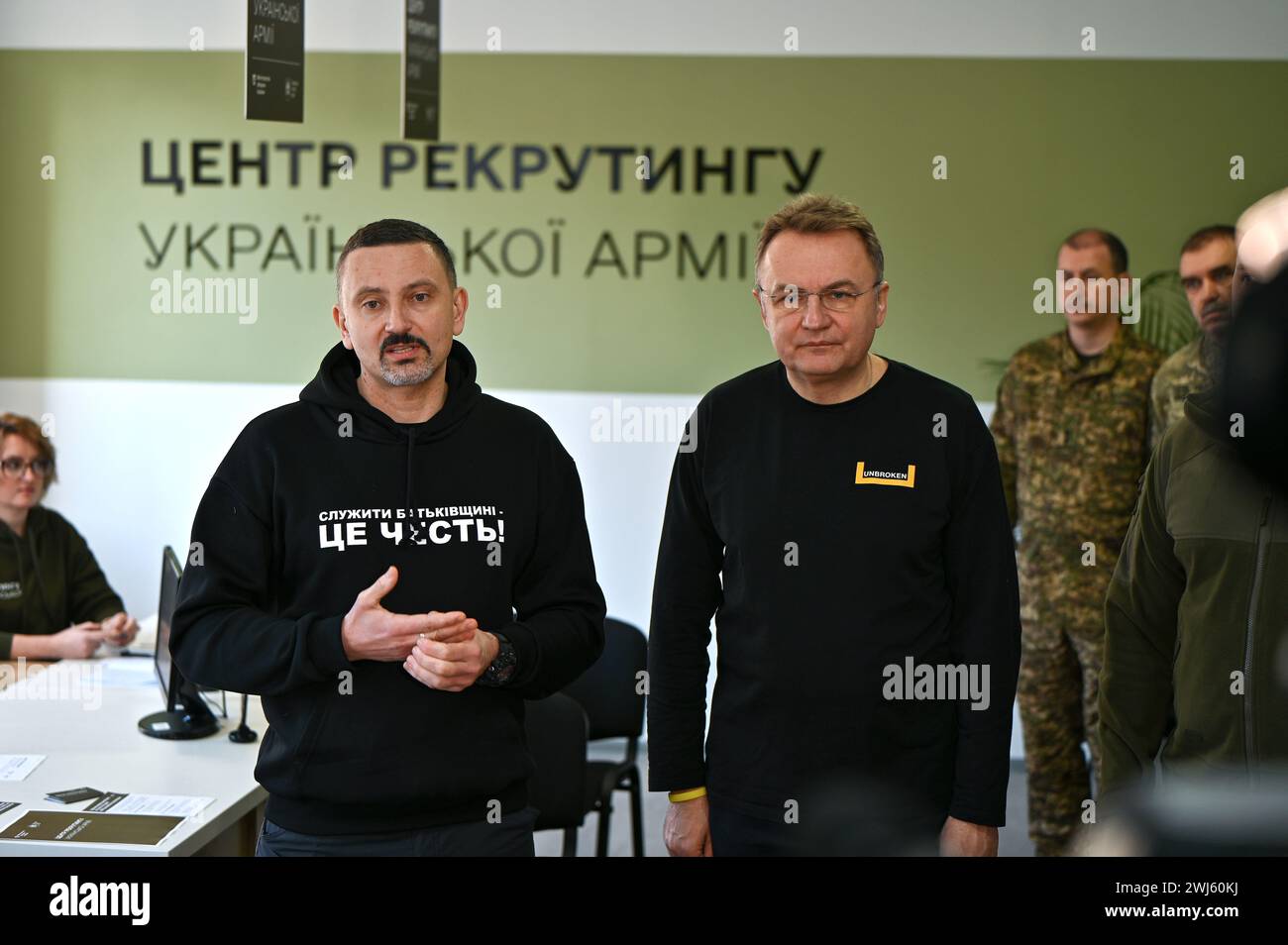 Non esclusiva: LEOPOLI, UCRAINA - 12 FEBBRAIO 2024 - coordinatore di reclutamento per l'esercito ucraino presso il Ministero della difesa ucraino Oleksii Bezhevets Foto Stock