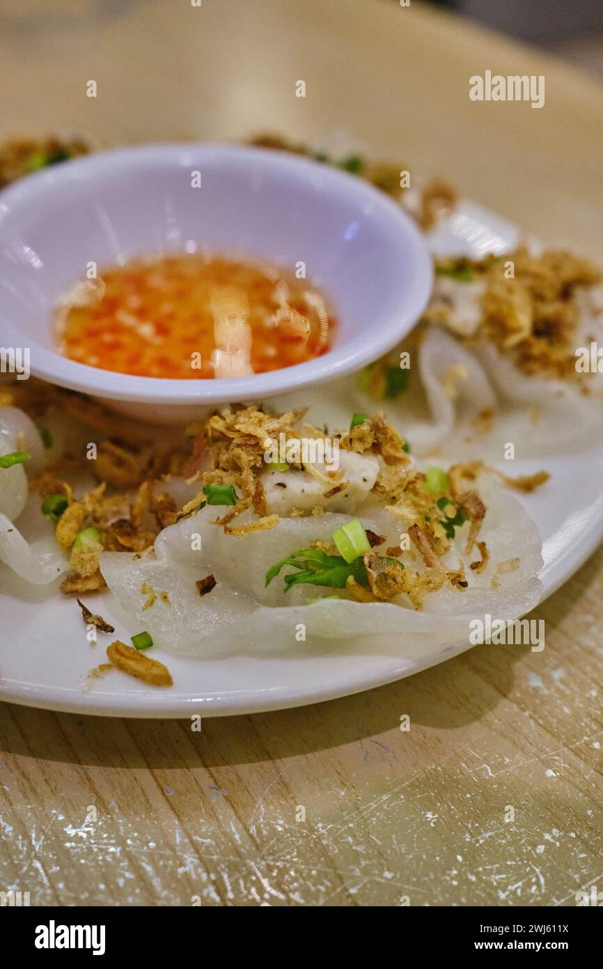 Gnocchi di rose bianche (banh bao banh vac / bánh bao bánh vạc), una specialità Hoi An in cui la carta di riso è avvolta per assomigliare a un fiore Foto Stock