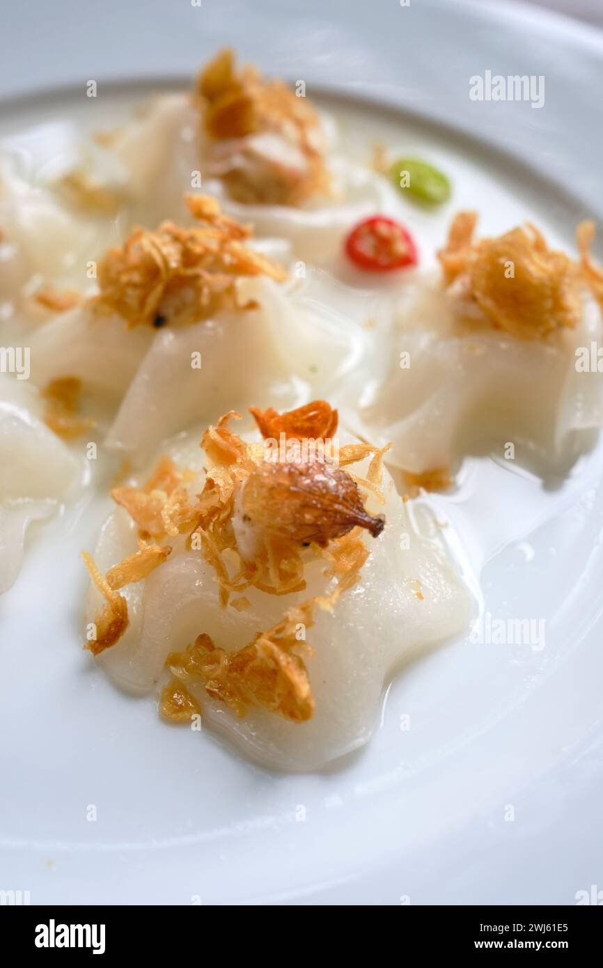 Gnocchi di rose bianche (banh bao banh vac / bánh bao bánh vạc), una specialità Hoi An in cui la carta di riso è avvolta per assomigliare a un fiore Foto Stock