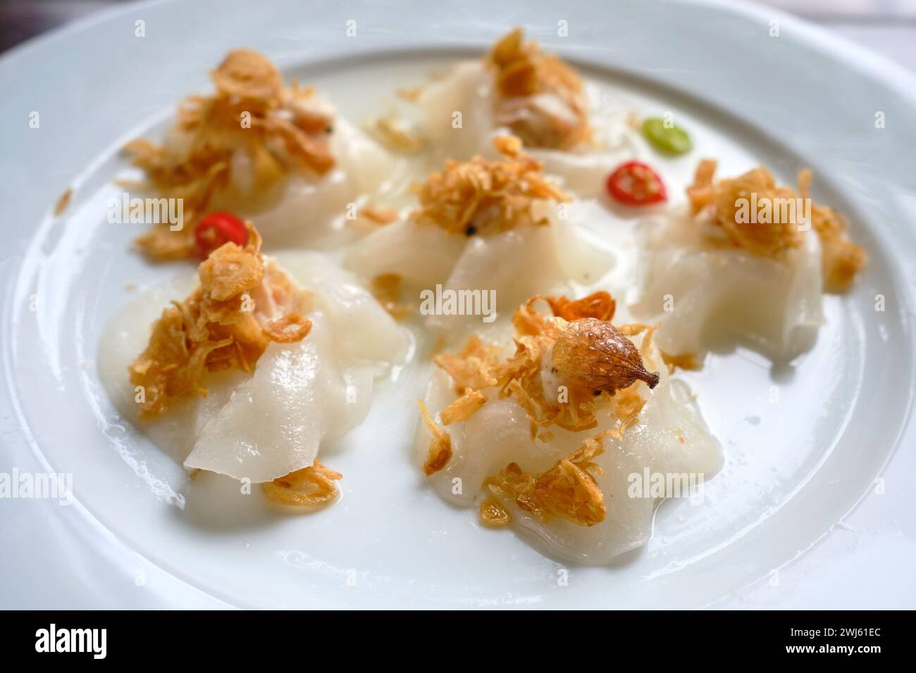 Gnocchi di rose bianche (banh bao banh vac / bánh bao bánh vạc), una specialità Hoi An in cui la carta di riso è avvolta per assomigliare a un fiore Foto Stock