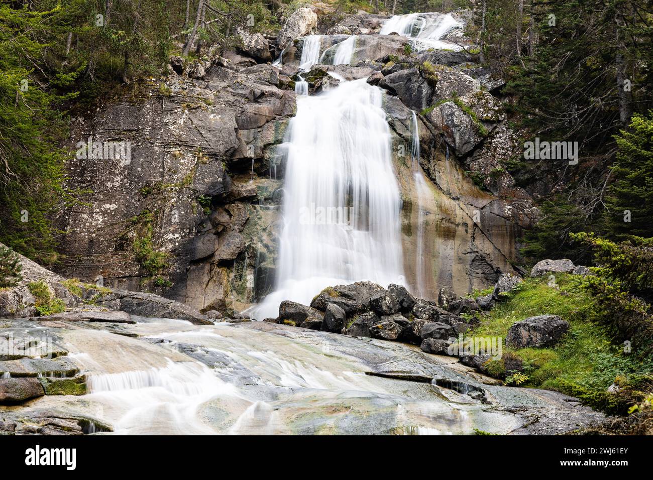 La cascata Du Pont D'Espagne è annidata tra le rocce vicino a Pont d'Espagne nella Valle dei Cauterets, Parco Nazionale dei Pirenei, Francia. Foto Stock