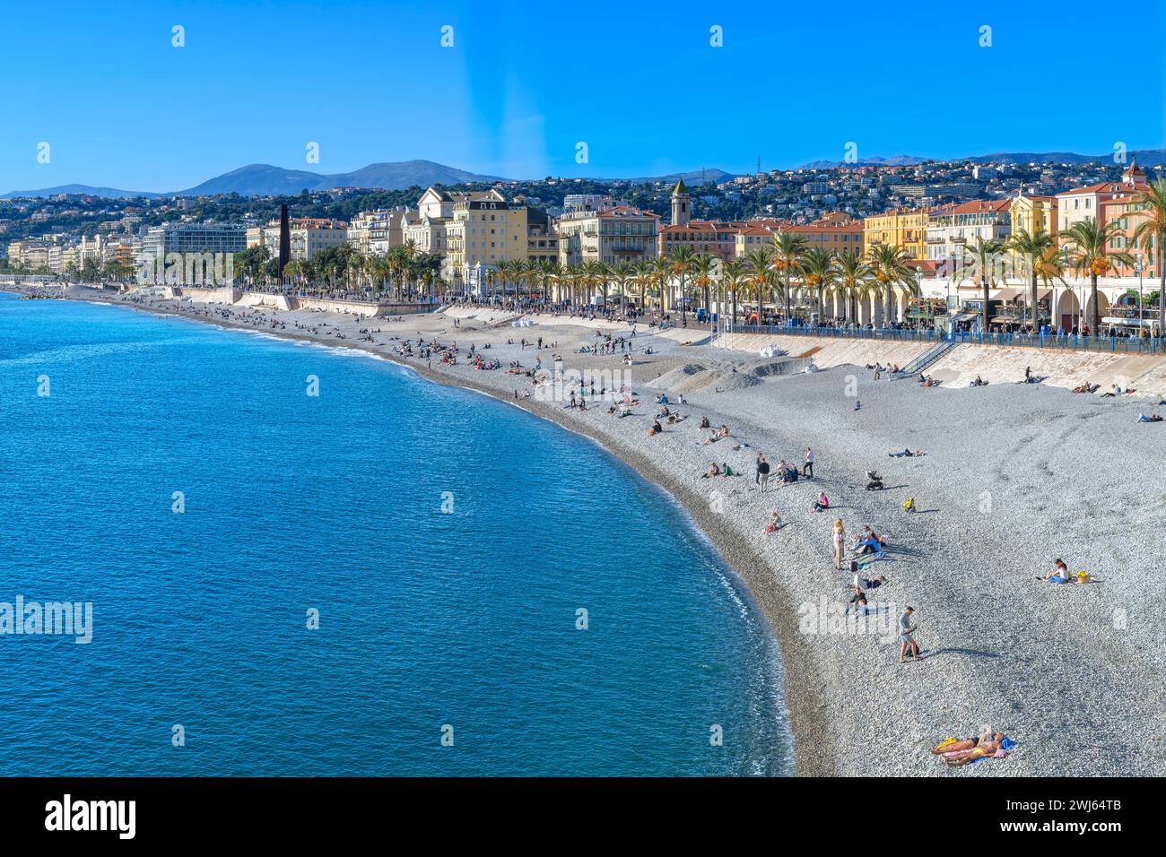 La spiaggia di ciottoli e le acque limpide di Castel Plage a Nizza, sulla Costa Azzurra - Côte d'Azur, Francia. Non c'è da meravigliarsi che si chiami Costa Azzurra! Foto Stock