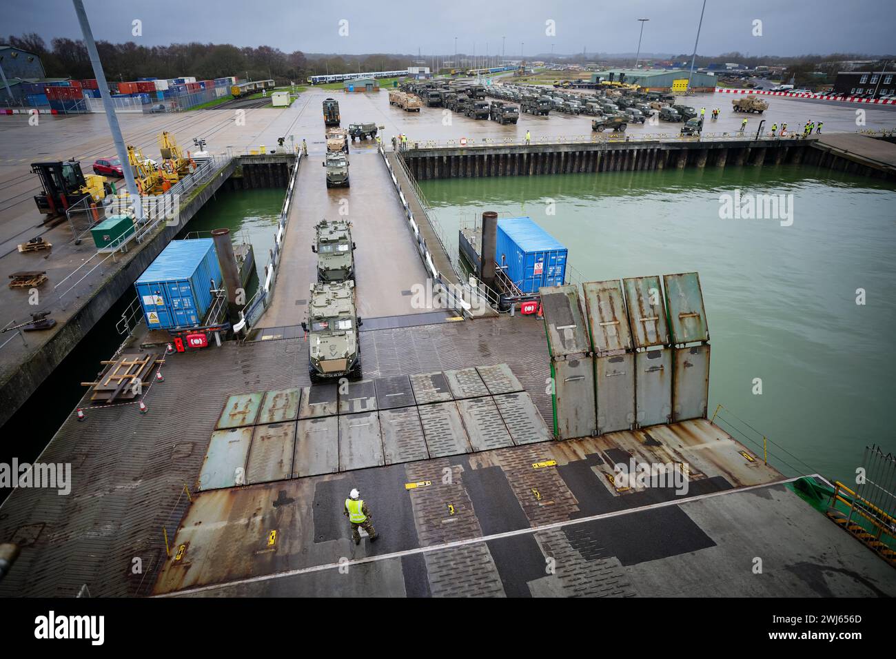 Veicoli e attrezzature sono caricati a bordo di MV Anvil Point presso il Sea Mount Centre di Marchwood vicino a Southampton, Hampshire, mentre la 7 Light Mechanised Brigade, nota anche come Desert Rats, si prepara a viaggiare in Polonia per prendere parte all'esercitazione Steadfast Defender, la più grande serie di manovre militari della NATO in una generazione. Data foto: Martedì 13 febbraio 2024. Foto Stock