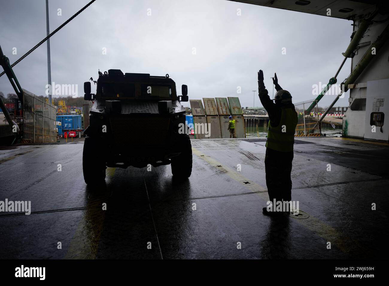 Veicoli e attrezzature sono caricati a bordo di MV Anvil Point presso il Sea Mount Centre di Marchwood vicino a Southampton, Hampshire, mentre la 7 Light Mechanised Brigade, nota anche come Desert Rats, si prepara a viaggiare in Polonia per prendere parte all'esercitazione Steadfast Defender, la più grande serie di manovre militari della NATO in una generazione. Data foto: Martedì 13 febbraio 2024. Foto Stock