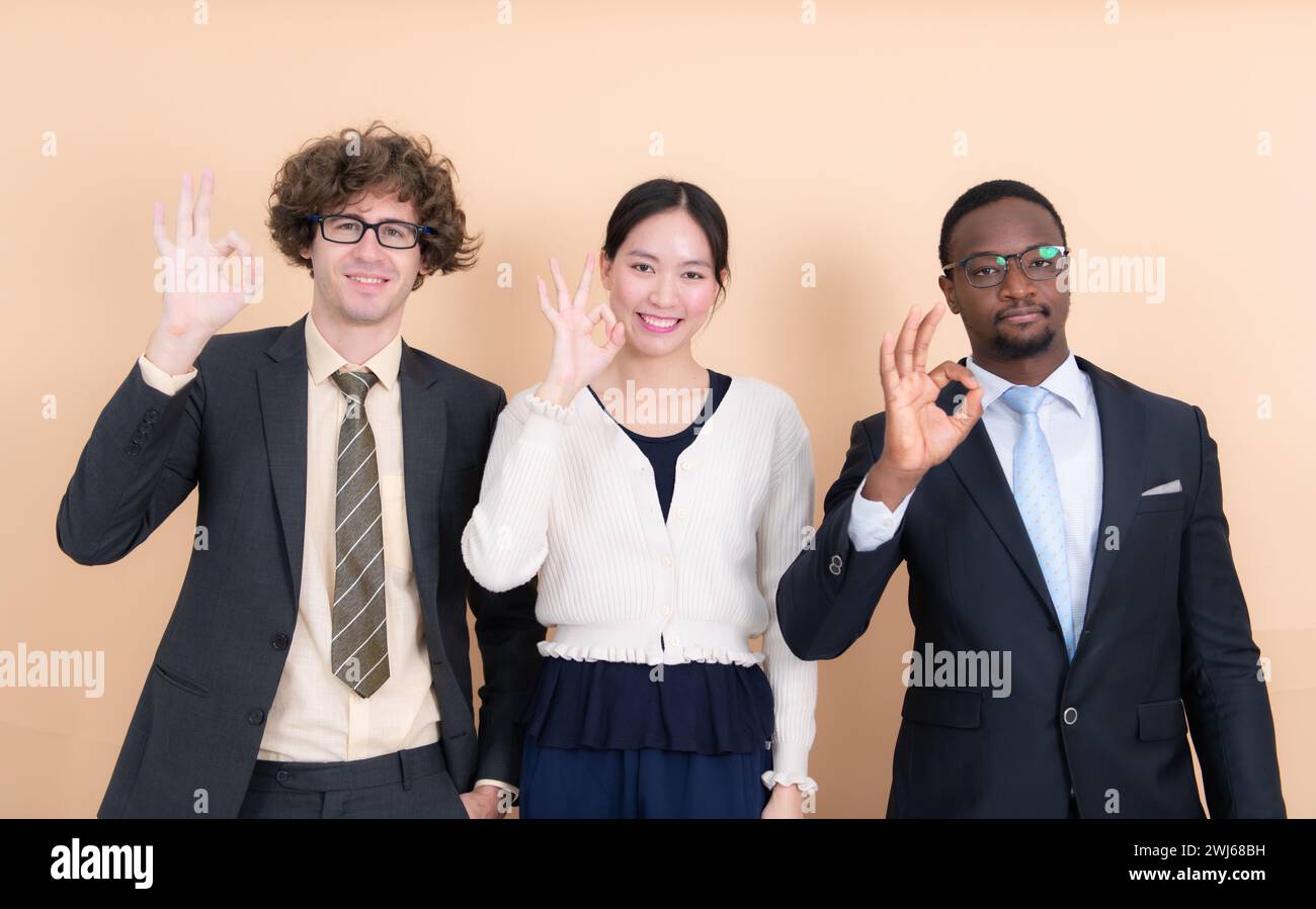 Ritratto di persone d'affari multietniche di gruppo che mostrano un buon segno di mano con le dita Foto Stock