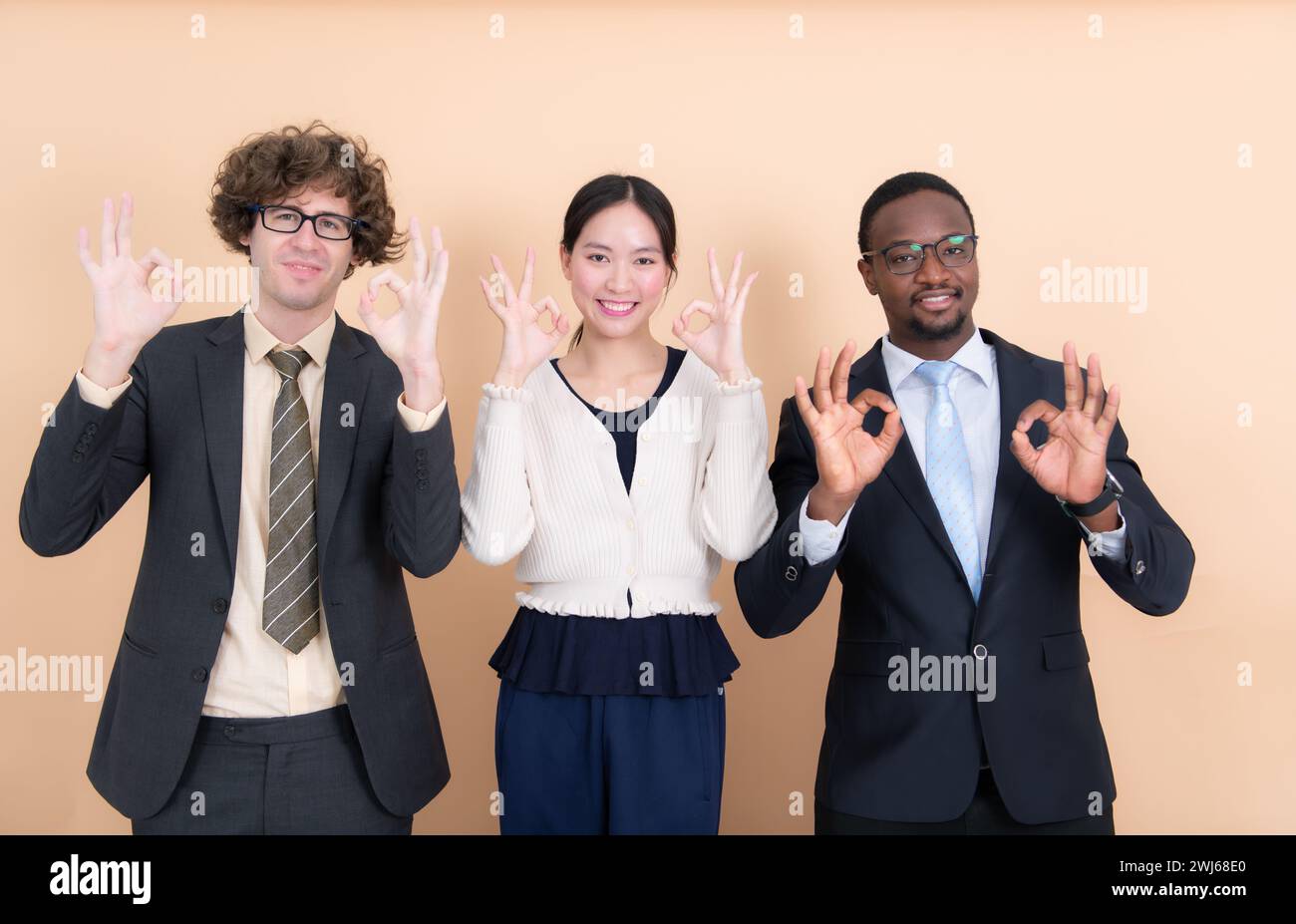Ritratto di persone d'affari multietniche di gruppo che mostrano un buon segno di mano con le dita Foto Stock