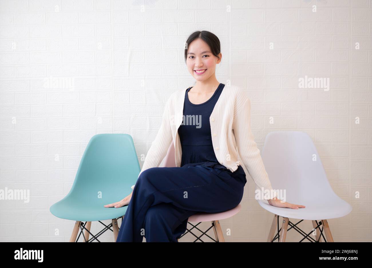 Ritratto di una giovane donna asiatica rilassati e sorridi Foto Stock