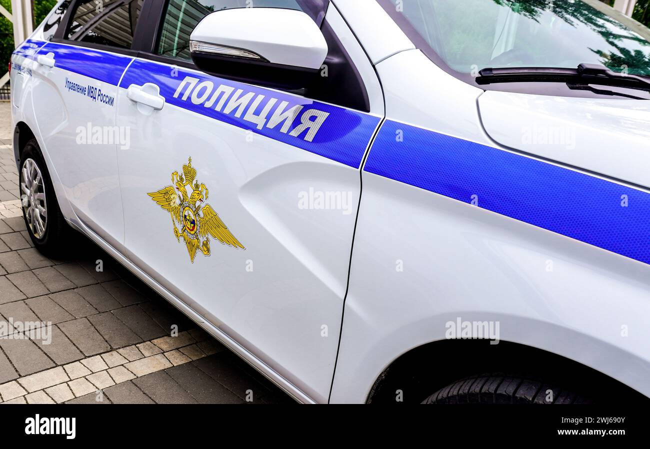 Samara, Russia - 27 maggio 2023: Iscrizione "polizia" a bordo dell'auto della polizia russa Foto Stock