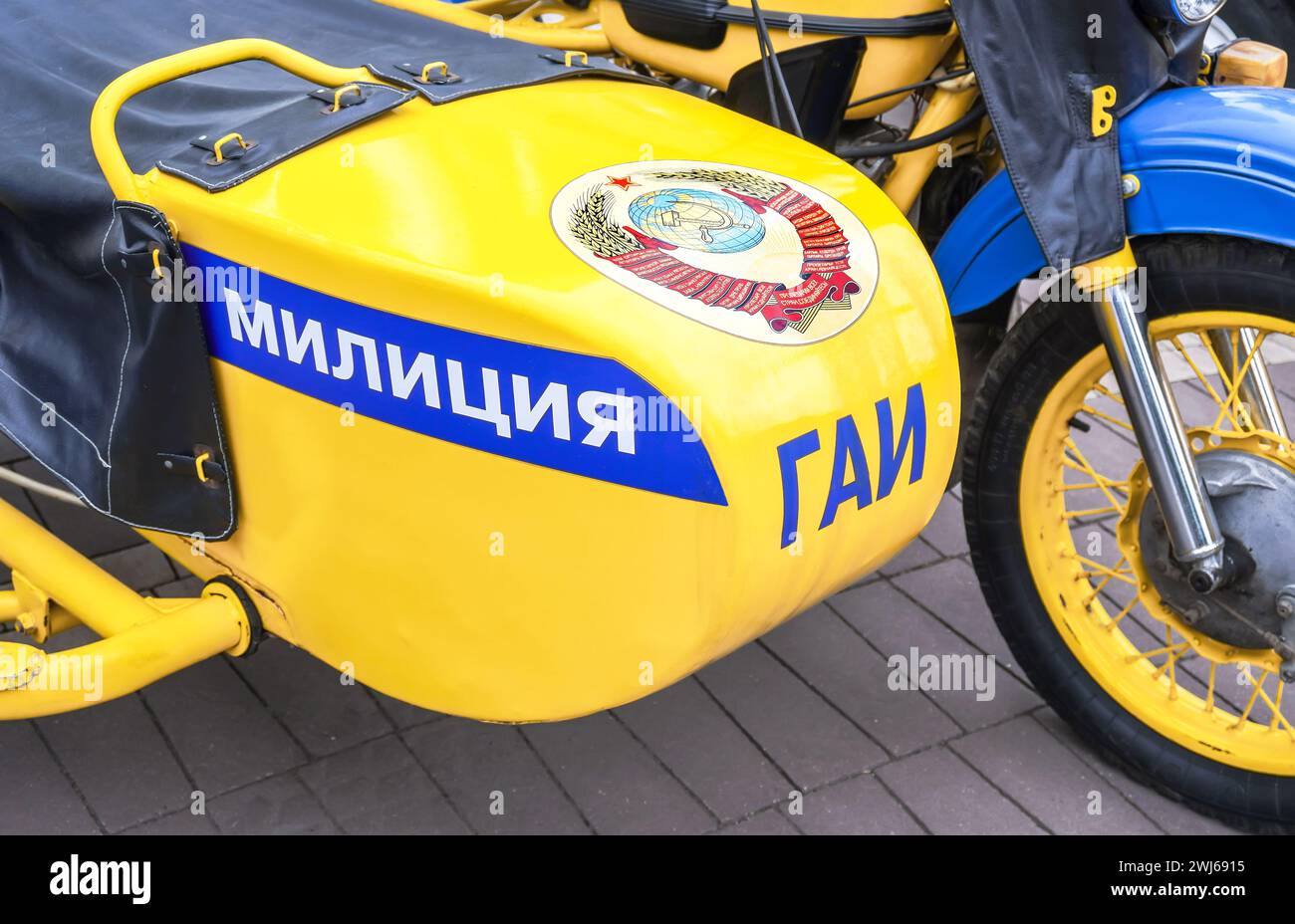 Iscrizione "Militsia" (polizia) ed emblema dell'ex unione sovietica a bordo della motocicletta della polizia russa. Ispettorato statale dell'automobile Foto Stock