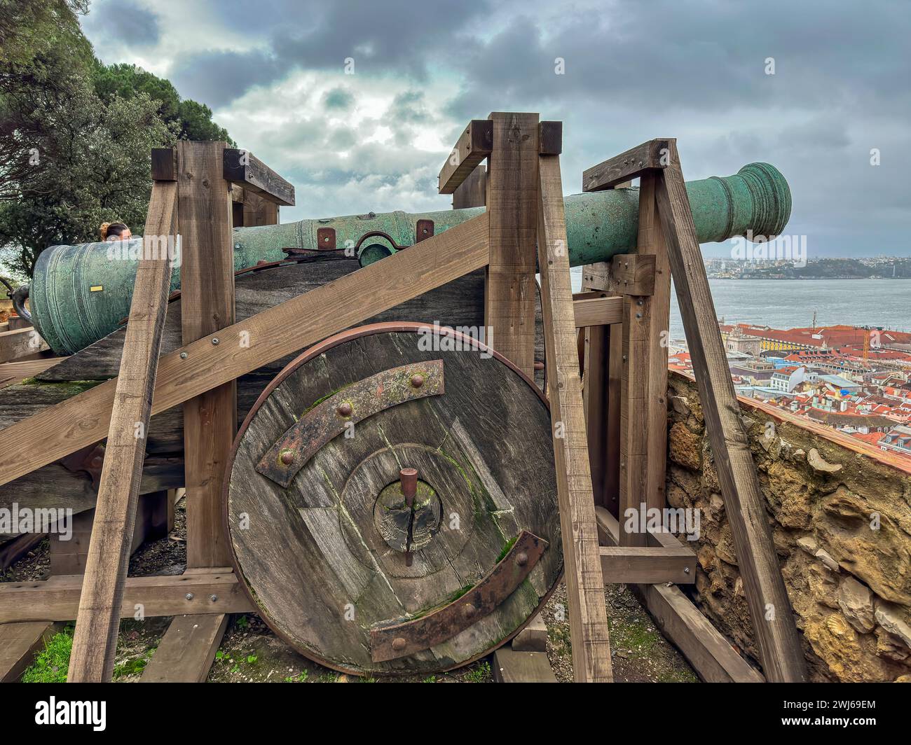 Antico cannone a St. Castello di George o forte, Lisbona, Portogallo Foto Stock