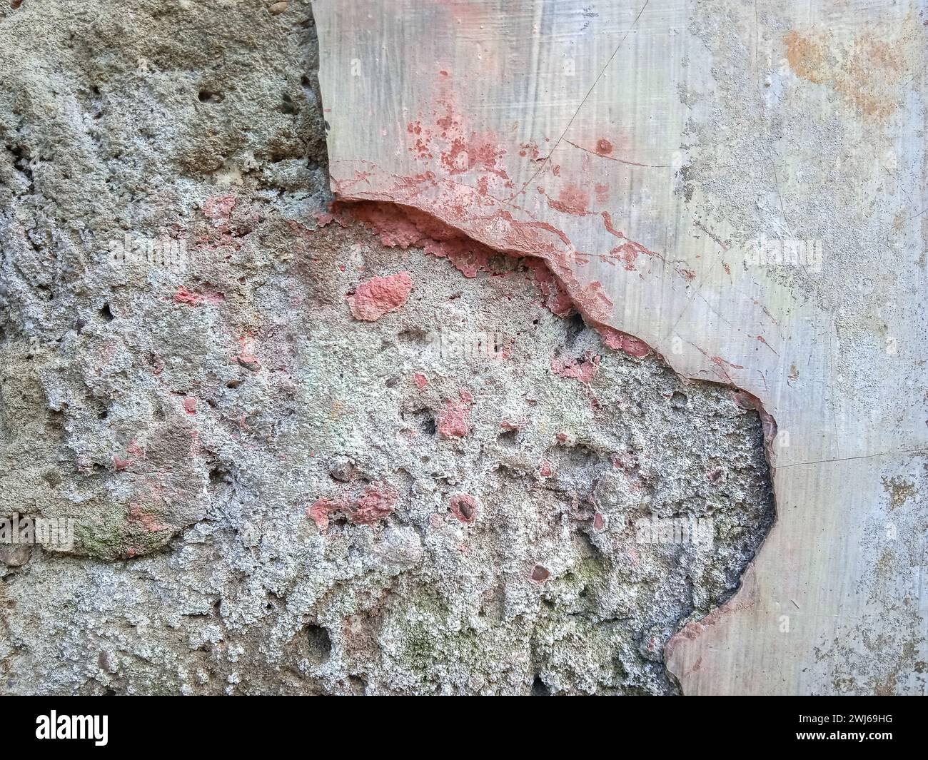 I fragili muri dell'edificio si stanno staccando, vecchi edifici con superfici erose dall'età Foto Stock