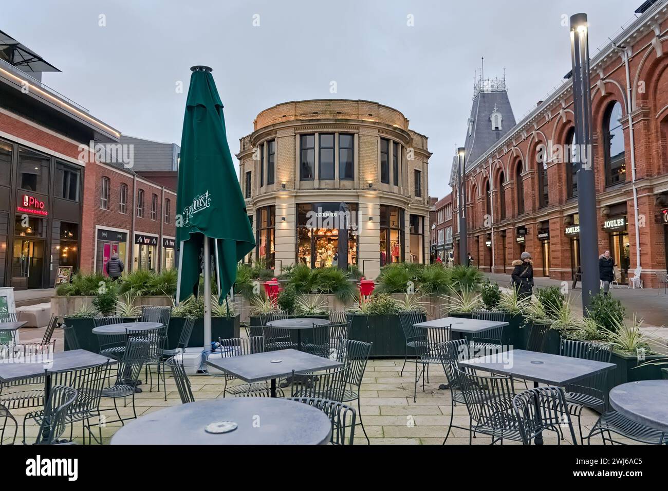 Tavoli e sedie vuoti all'esterno di un negozio Goddards vicino al quartiere Cornhill di Lincoln. Lincolnshire, Foto Stock