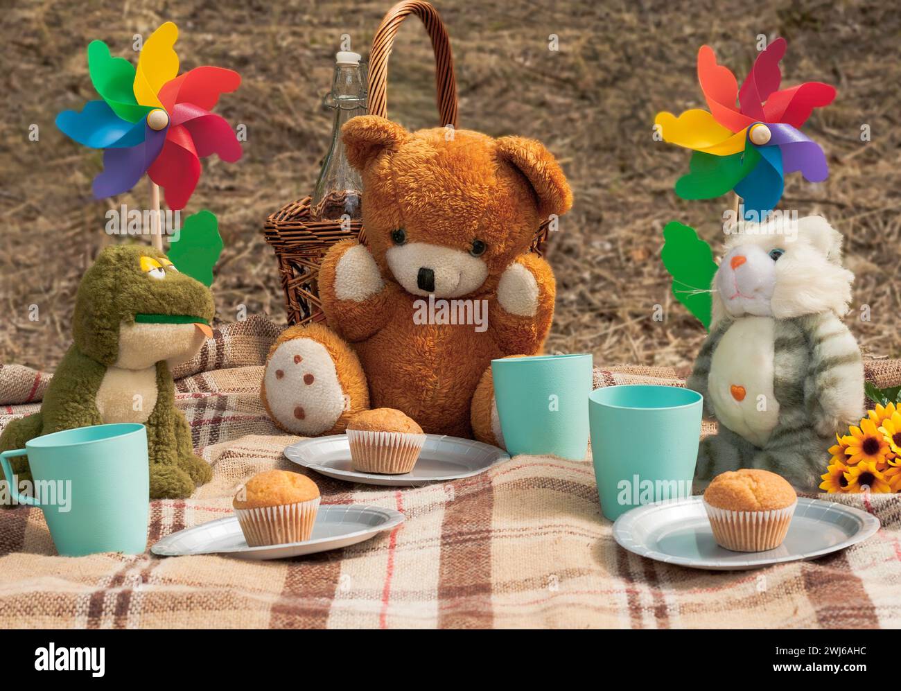 Un assortimento di giocattoli morbidi che si godono un picnic nel bosco Foto Stock