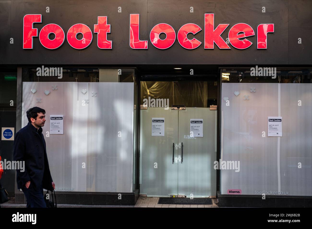 Kingston-upon-Thames, Londra, Regno Unito, 12 febbraio 2024, Foot Locker High Street Retailer Chain Fashion Shoe Shop chiuso Foto Stock