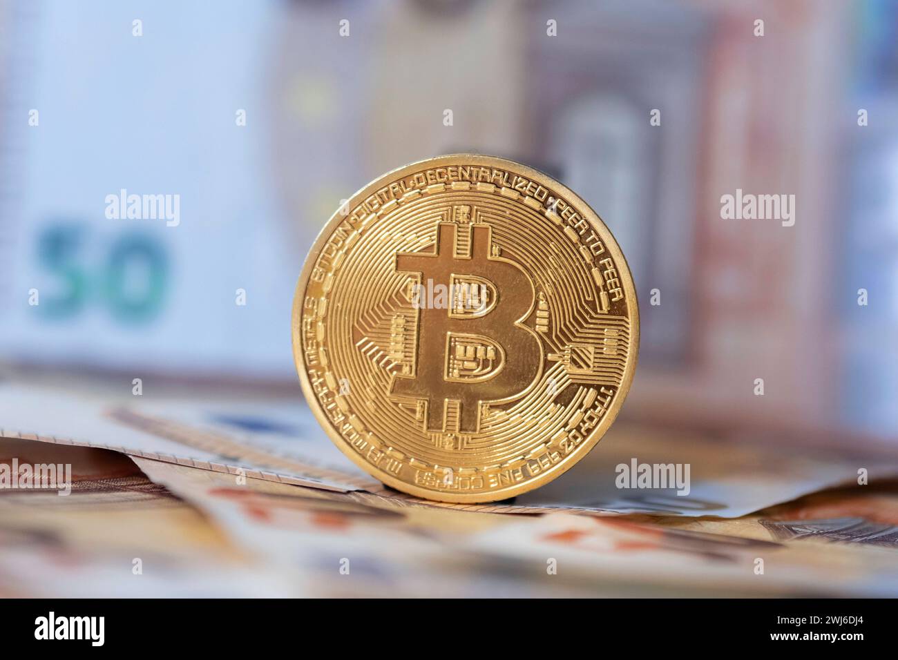 Bitcoin Münze mit Euro Geldscheinen *** Bitcoin Coin and euro Bancomat Deutschland, Germania GMS10407 Foto Stock