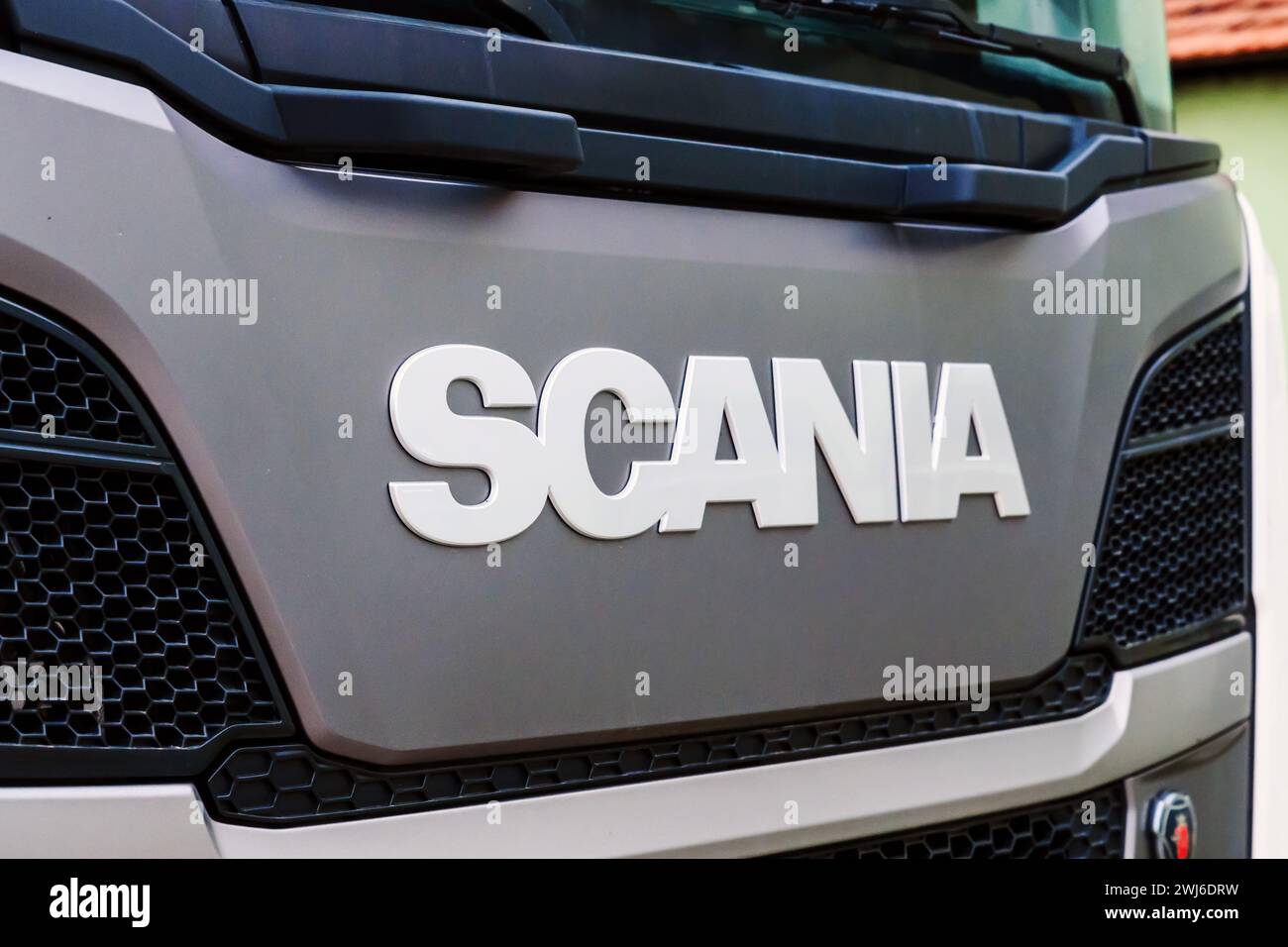 Novi Sad, Serbia - 7 febbraio 2024: Logo Scania Truck. Scania sviluppa, produce e vende veicoli industriali. Foto Stock