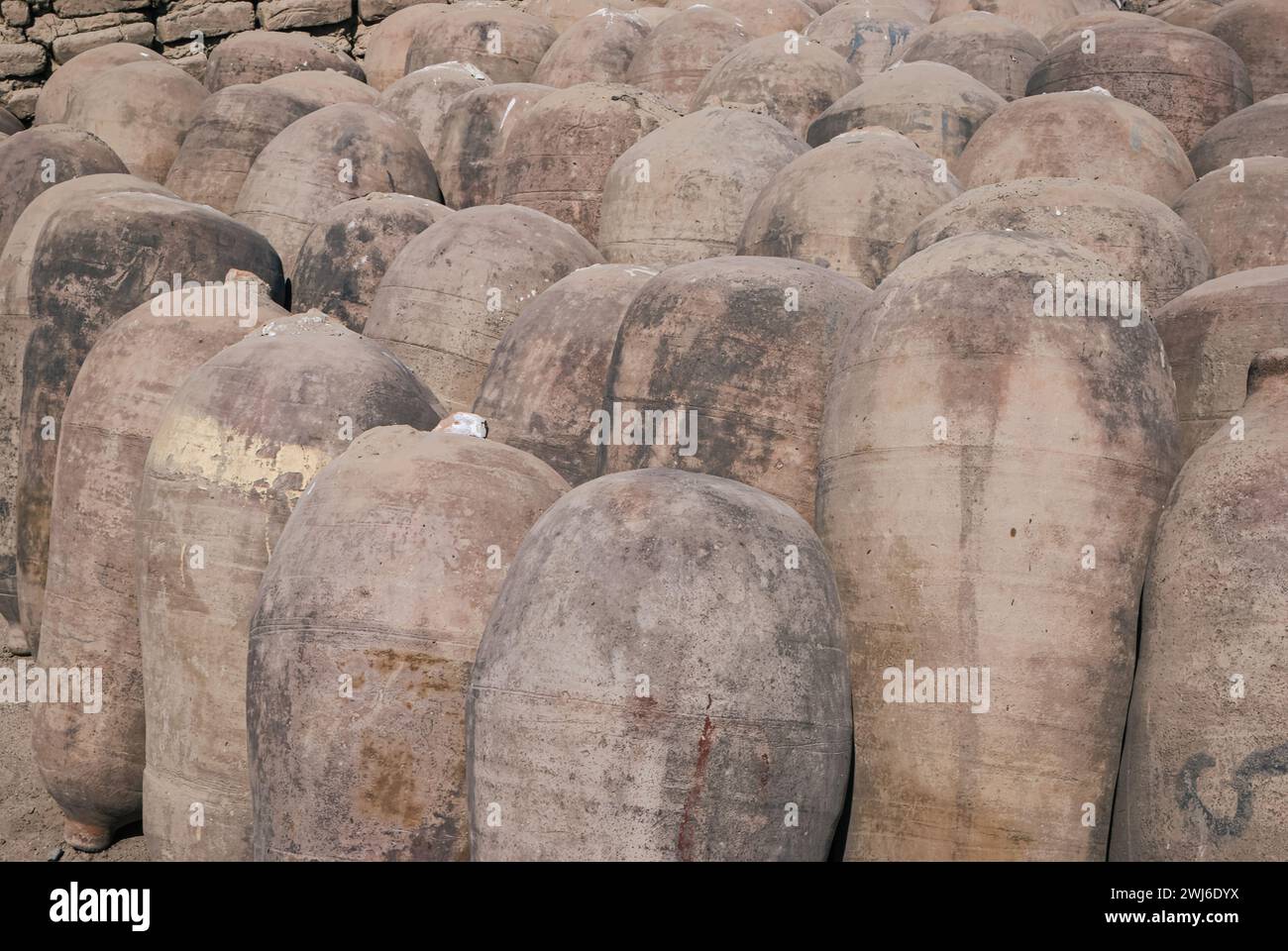 Invecchiato alla perfezione: Le pentole di terra di un'azienda vinicola Pisco (Perù) Foto Stock