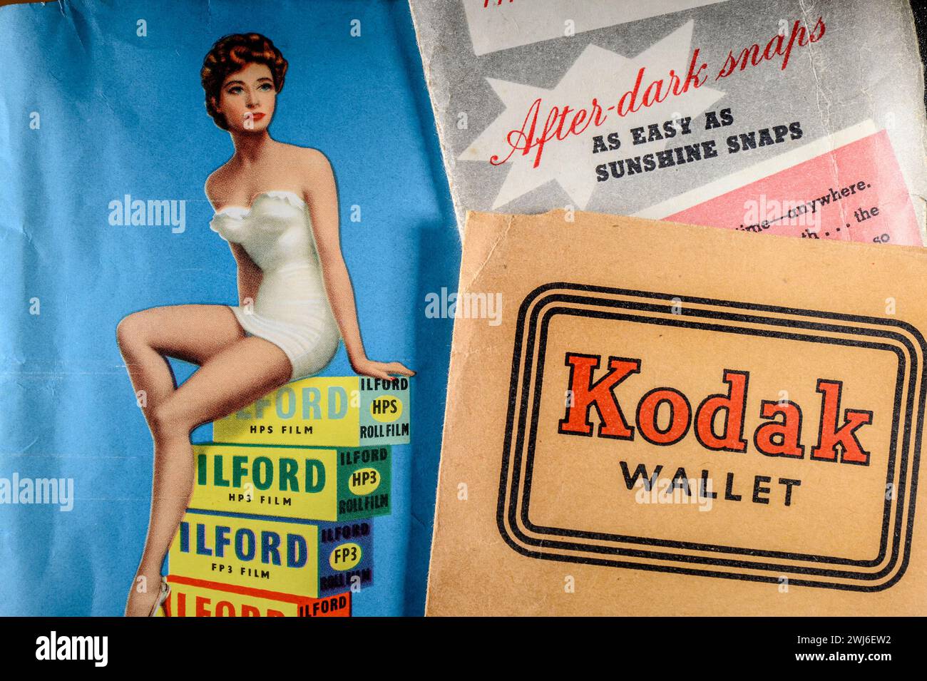 Vecchi portafogli negativi Kodak e Ilford (anni '1950) con design / pubblicità d'epoca Foto Stock