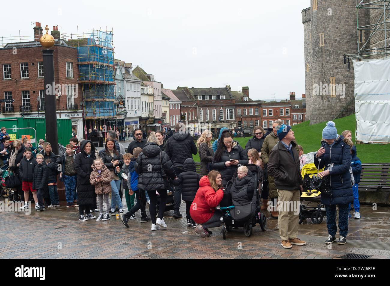 Windsor, Berkshire, Regno Unito. 13 febbraio 2024. I visitatori e la gente del posto aspettano il Changing the Guard a Windsor. Non c'era nessun gruppo musicale per il Changing the Guard a Windsor, Berkshire oggi a causa della pioggia. Crediti: Maureen McLean/Alamy Live News Foto Stock