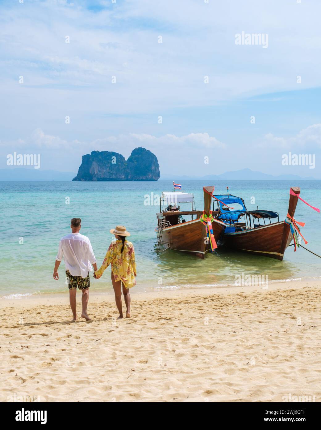 Felice giovane coppia donna asiatica e uomini europei sulla spiaggia dell'isola di Koh Ngai in Thailandia Foto Stock
