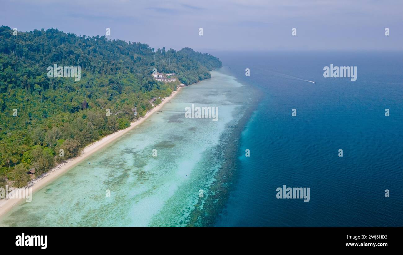 Isola tropicale di Koh Ngai nel Mar delle Andamane Trang in Thailandia Foto Stock
