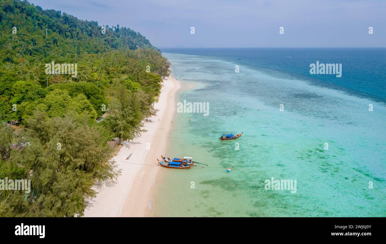Isola tropicale di Koh Ngai nel Mar delle Andamane Trang in Thailandia Foto Stock