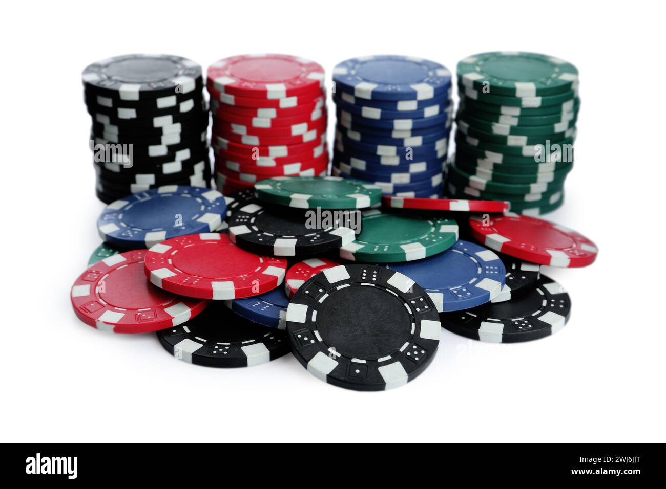 Chip di plastica da casinò impilati su sfondo bianco. Gioco di poker Foto Stock