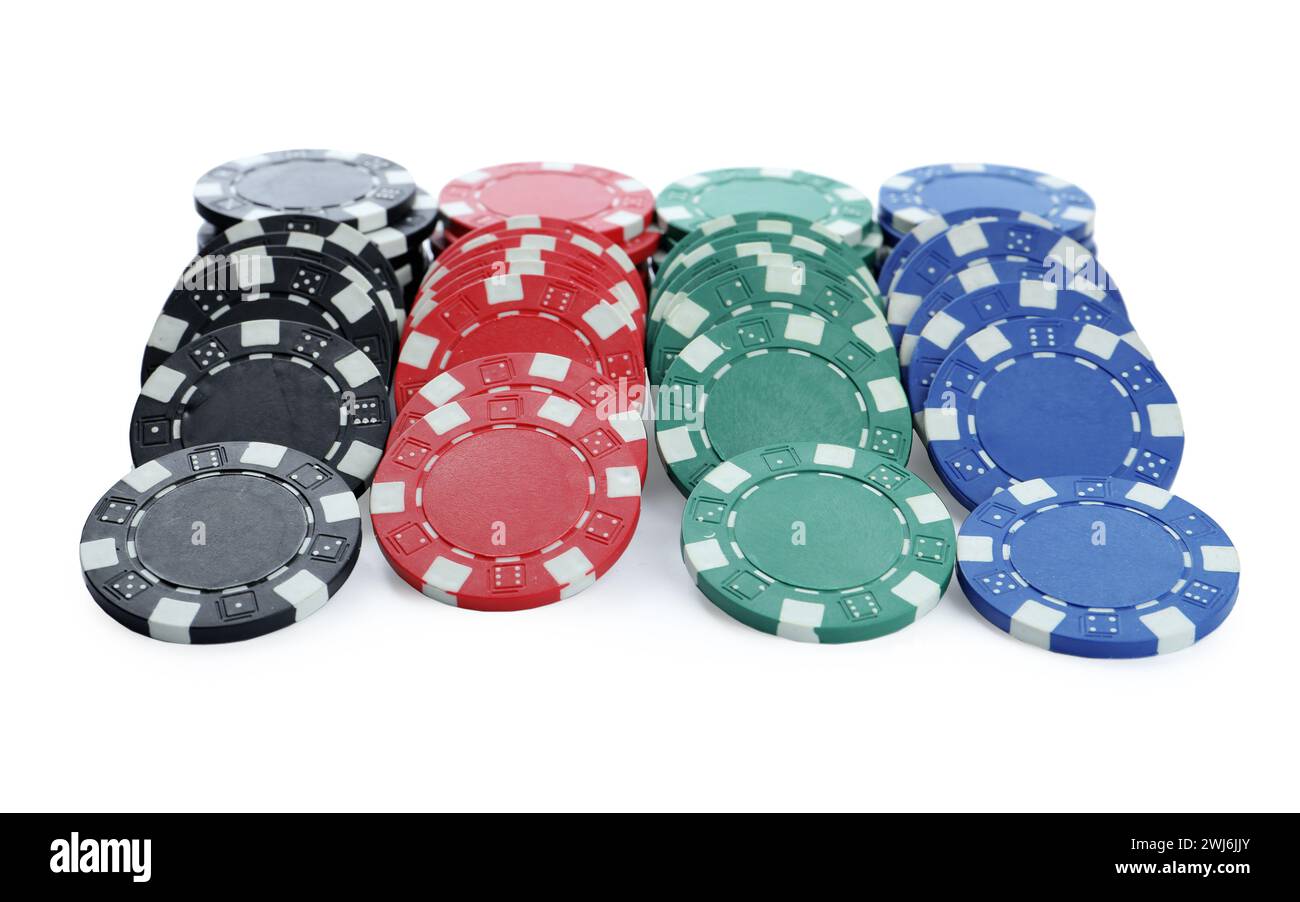 Chip di plastica da casinò impilati su sfondo bianco. Gioco di poker Foto Stock