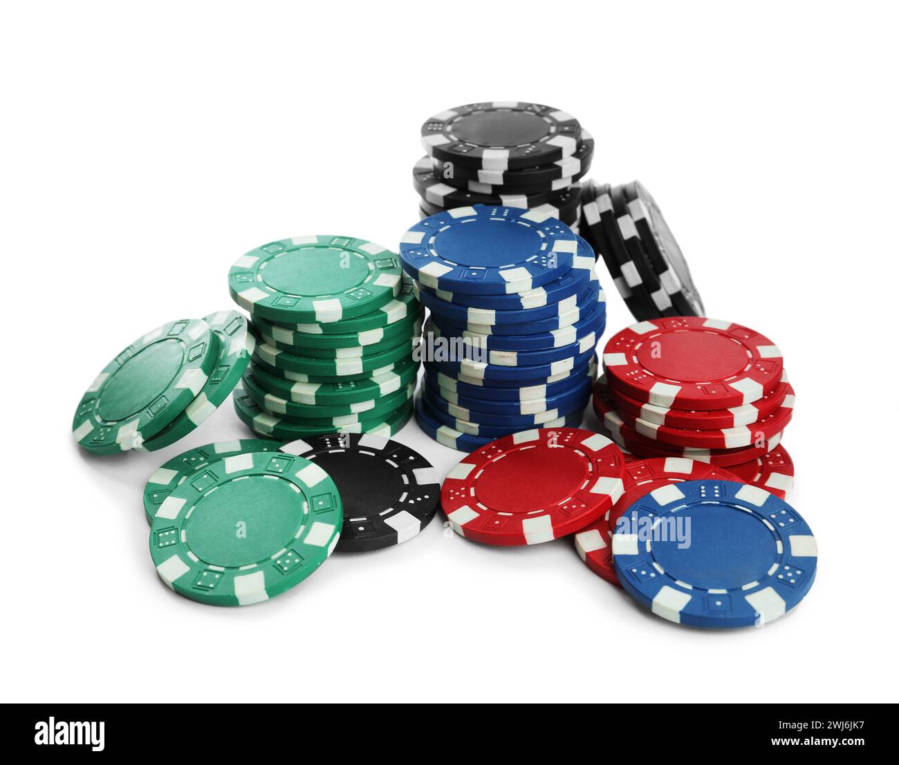 Chip di plastica da casinò impilati su sfondo bianco. Gioco di poker Foto Stock