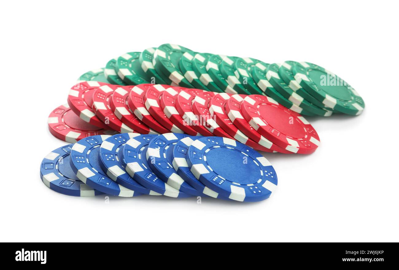 Schegge di plastica su sfondo bianco. Gioco di poker Foto Stock