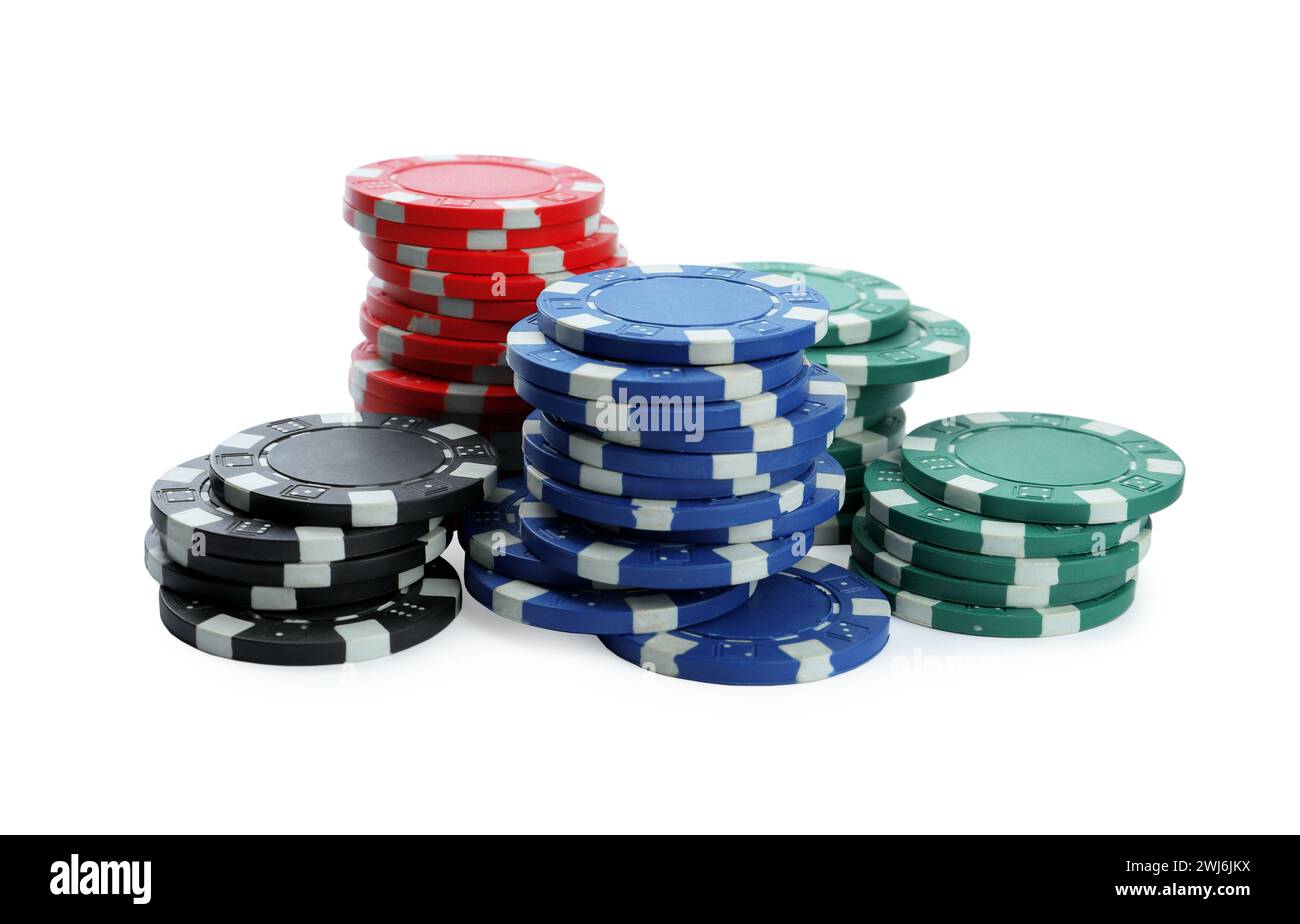 Chip di plastica da casinò impilati su sfondo bianco. Gioco di poker Foto Stock