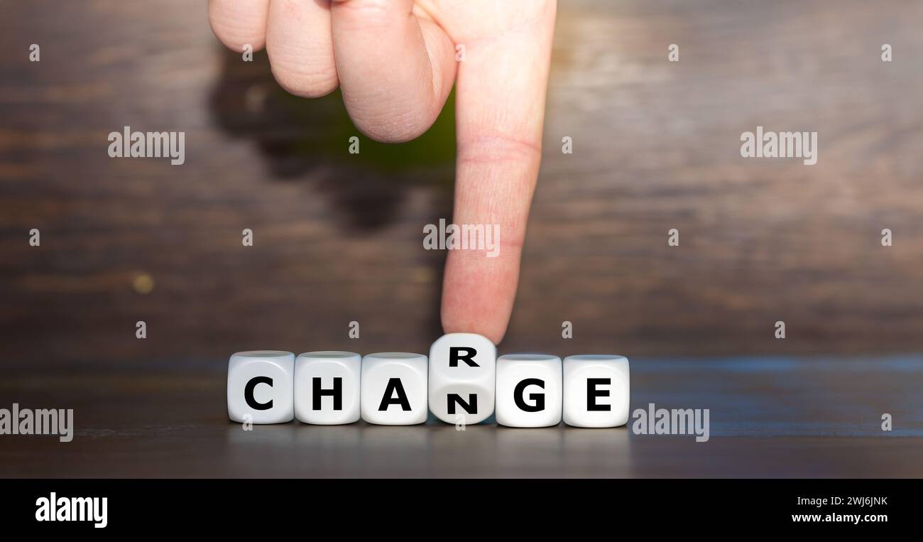 I dadi formano le parole carica e cambia. Foto Stock